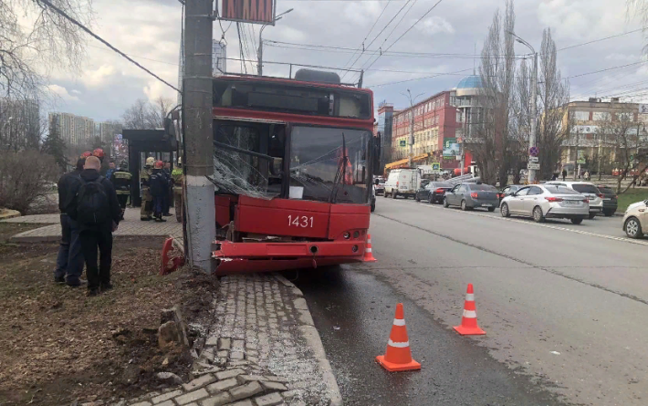 Четыре человека пострадали при наезде троллейбуса на столб в Ижевске