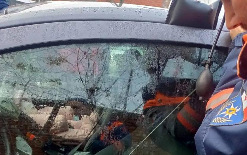 Запертого в авто младенца спасли в Удмуртии