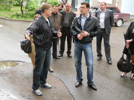 Иван Маринин и Денис Агашин во дворе дома по ул. Пушкинской. Фото автора
