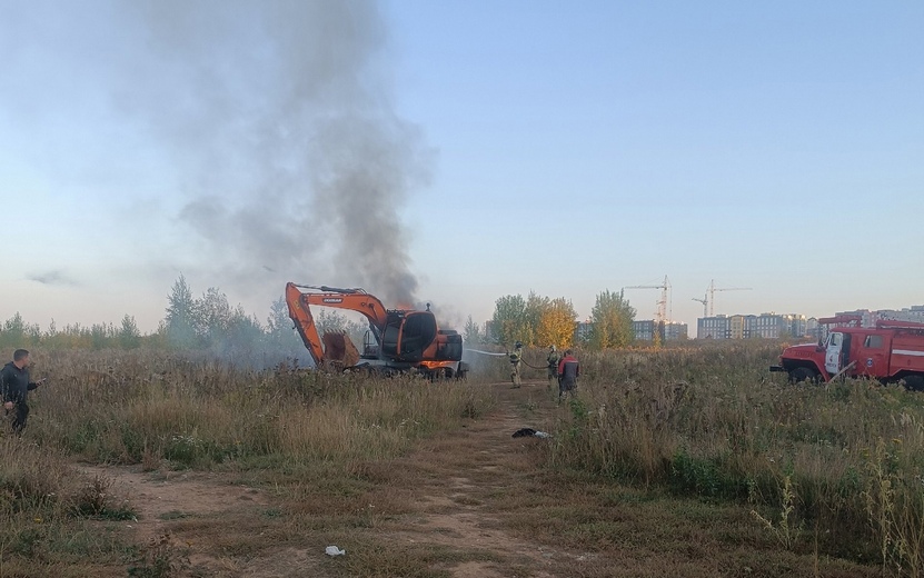 Экскаватор загорелся на улице Берша в Ижевске