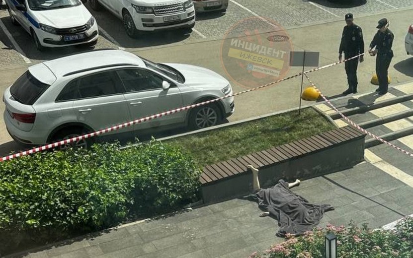 Девушка выпала из многоэтажки на улице Пушкинской в Ижевске