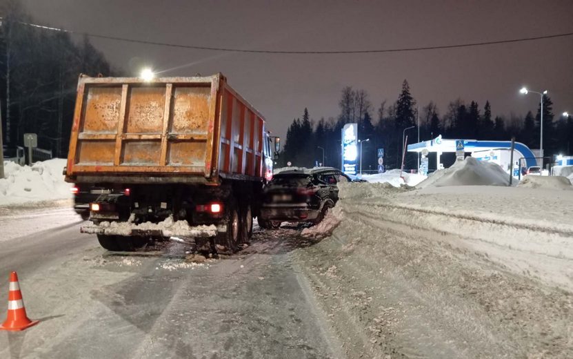 Водитель «Ниссана» пострадала в столкновении с грузовиком в Ижевске