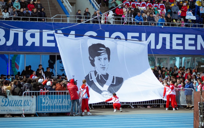 На стадионе появился огромный портрет Галины Кулаковой