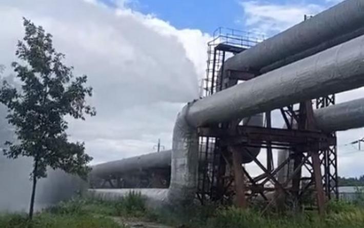 Видео: фонтан забил из надземного трубопровода в Ижевске