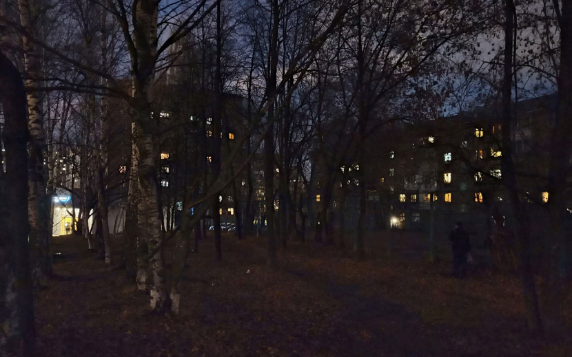 А если пройти немного дальше от дороги рядом с Кирова 9, где люди обычно срезают путь к жилым домам, то можно и вовсе погрузиться в темноту