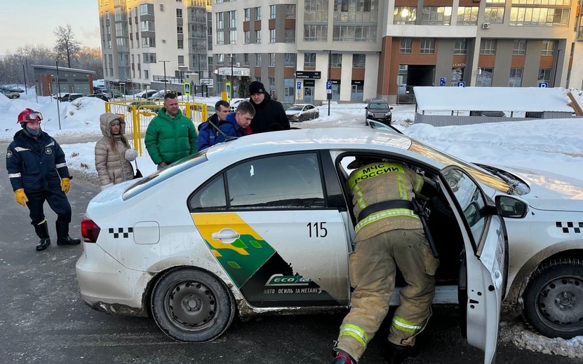 Автомобиль такси попал в ДТП на перекрестке в центре Ижевска