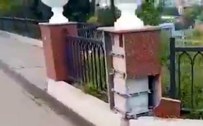 Видеофакт: жители Ижевска пожаловались на состояние ротонды у Летнего сада и спуска к плотине