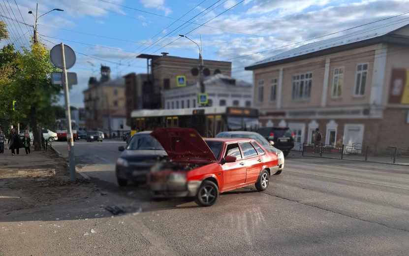 Водитель без прав устроил массовое ДТП на ул. Горького в Ижевске