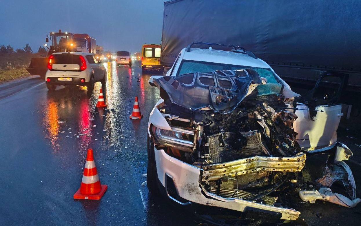 Водитель кроссовера пострадал в столкновении с фурой под Ижевском