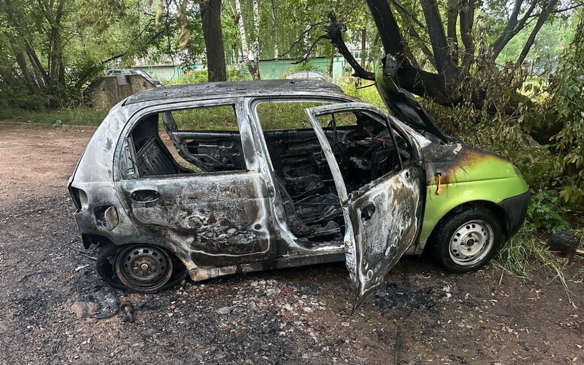 Двух школьников подозревают в поджоге автомобиля в Ижевске
