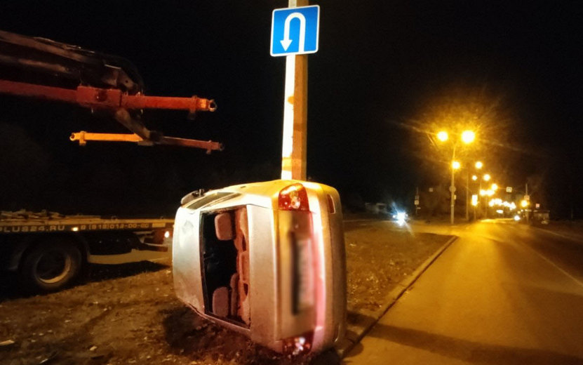 Водитель «Приоры» протаранил столб на ул. Союзной в Ижевске