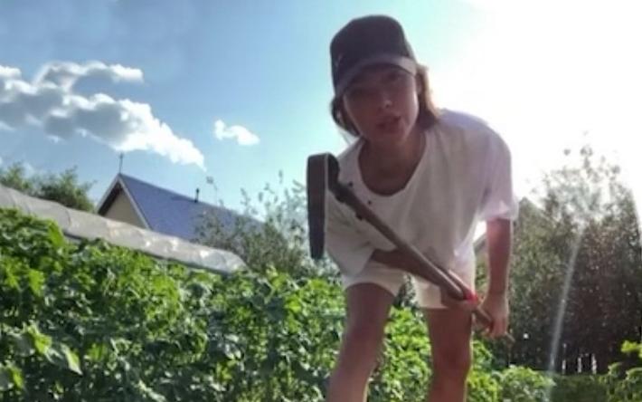 Борщ, тяпка и сестра: Алина Загитова поделилась кадрами работы на огороде в Ижевске