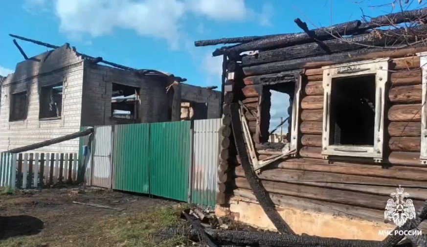 Два дома и надворные постройки сгорели в Можгинском районе 