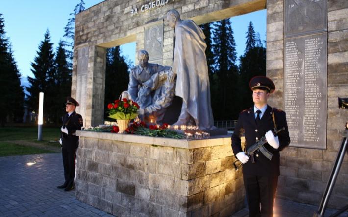 Митинг-реквием прошел на Северном кладбище Ижевска в канун Дня памяти и скорби