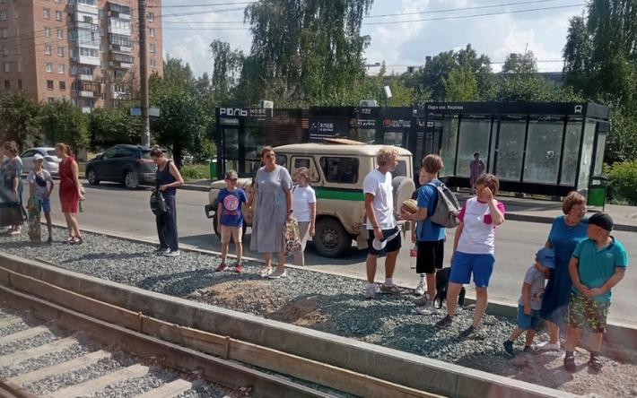 Печемся на солнце: жители Ижевска жалуются на отсутствие навесов на остановках транспорта