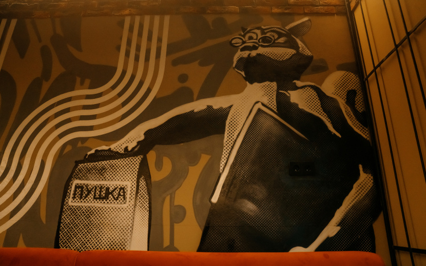 Ламповый свет, живые растения и узнаваемые символы Ижевска в ресторане «Пушка». Фото: Мария Бакланова