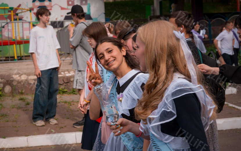 Выпускники школ Ижевска отметили «Последний звонок». Фото: Алексей Филинов