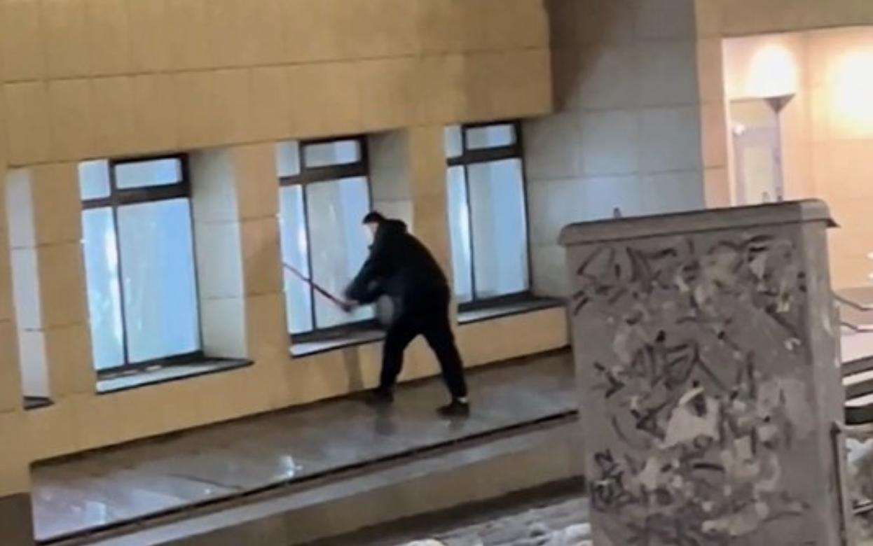 Мужчина разгромил витрины банка и магазинов у мэрии Ижевска
