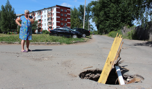 В городке Металлургов в Ижевске автомобилистов «поджидает» опасный колодец