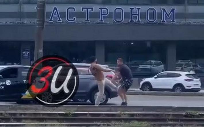 Видео: двое мужчин подрались на дороге в центре Ижевска
