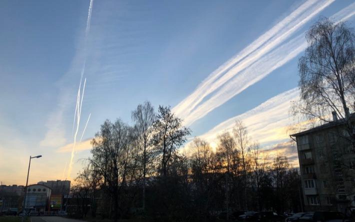 Фотофакт: жители Ижевска вновь заметили следы самолетов в небе