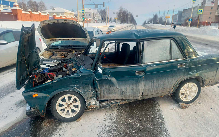 Два человека получили травмы из-за столкновения «Лады Калины», ВАЗа и «Лады Гранты» в Ижевске