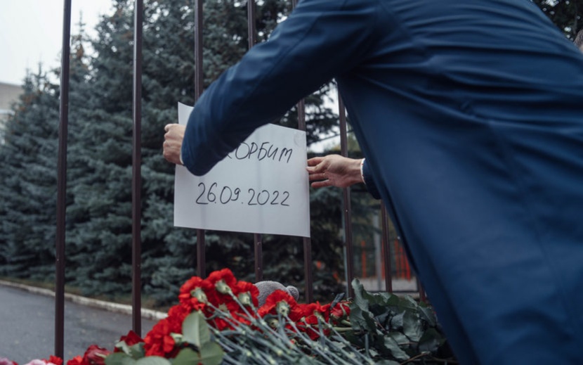 Народный мемориал появился у школы № 88 в Ижевске. Фото: Маша Бакланова
