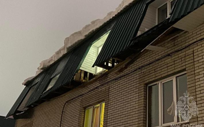 Сошедший снег повредил газовую трубу и обрушил карниз дома в Ижевске