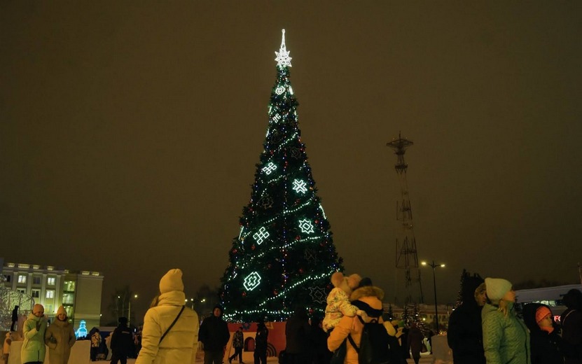 Огни новогодней елки на Центральной площади Ижевска зажгут 21 декабря