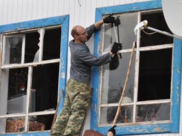 К. Ившин. Жители Удмуртии восстанавливают разрушенные от взрывов в Пугачево дома
