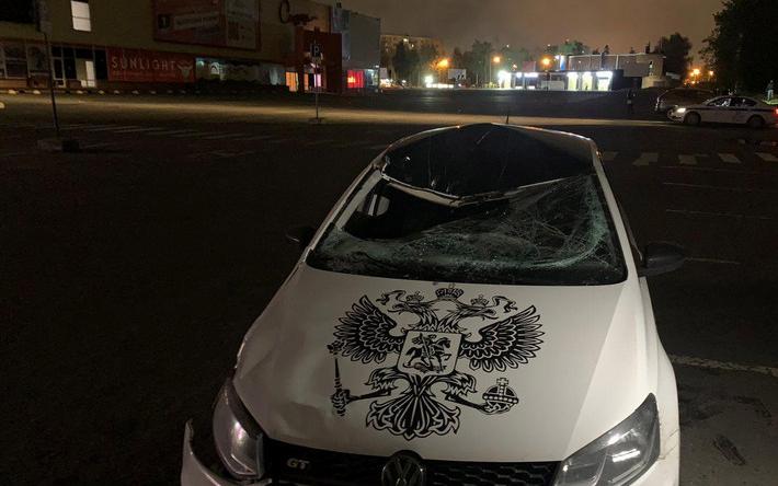 Водитель машины с гербом России сбил 19-летнего пешехода у торгового центра в Ижевске