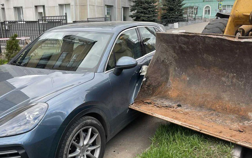 Экскаватор помял автомобиль в Ижевске. Видео: очевидцы