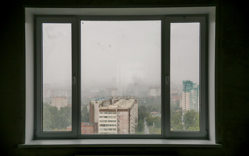Очевидцы сообщили о падении подростка из окна многоэтажки в Ижевске
