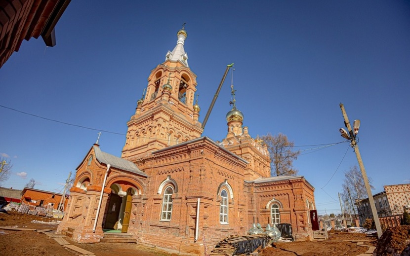Водружение купола и креста на храм в Ягуле. Фото: пресс-служба Ижевской епархии
