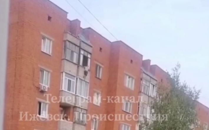 Житель Ижевска чуть не выпал из окна многоквартирного дома