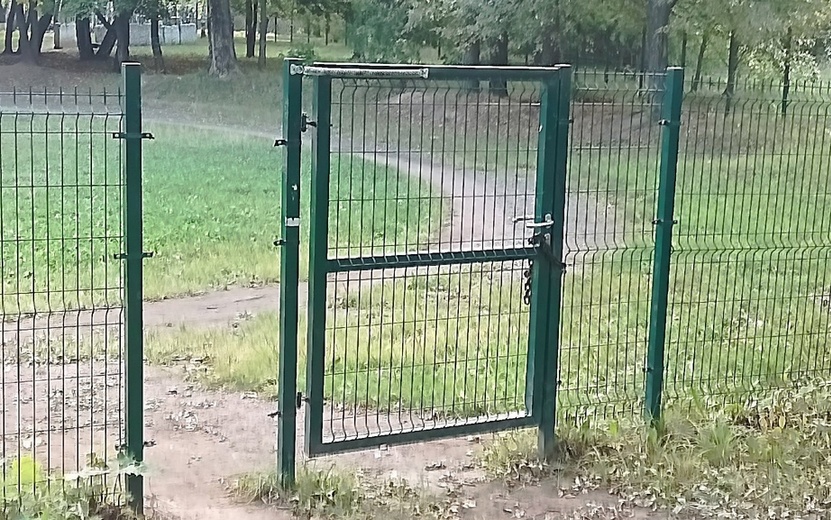 Ограждение выломали на территории школы № 8 в Ижевске