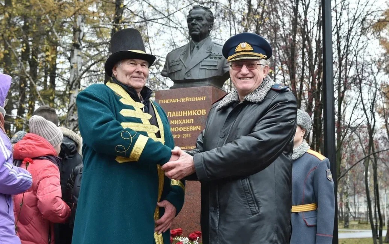 Зеленый кафтан вручили оружейнику Владимиру Ярыгину в Ижевске 