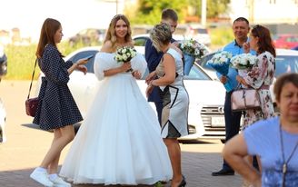 Шесть свадеб за час: как прошло утро возле ижевского ЗАГСа 8 июля 