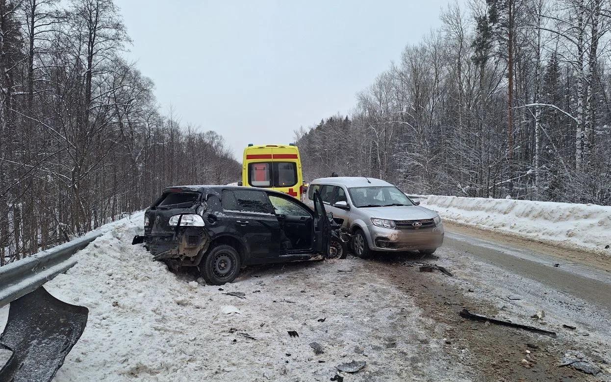 Два человека пострадали в столкновении трех авто под Воткинском