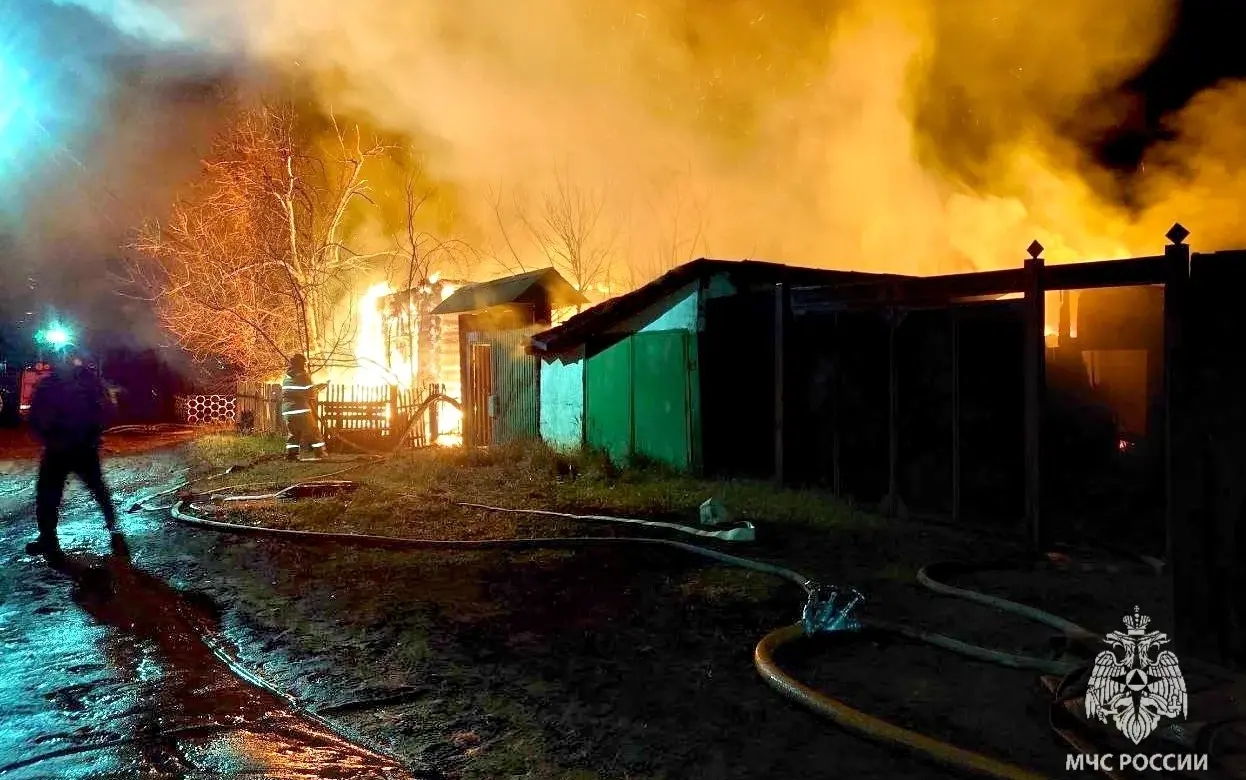 Два нежилых дома сгорели в Камбарке