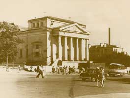 Улица М. Горького перед кинотеатром «Колосс» в 1963 году - еще без пробок, стоянок городских и междугородных автобусов и восстановленного позже собора Александра Невского