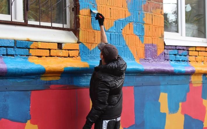 Художники раскрасили фасады подростковых клубов в Ижевске