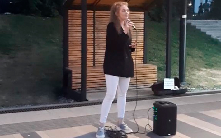 Ижевчанка начала выступать с песнями на Центральной площади – и «взорвала» интернет