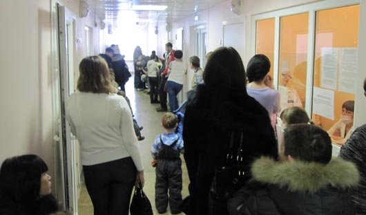 Эпидемия гриппа в Ижевске: врачи увольняются, в офисах выдают витамины