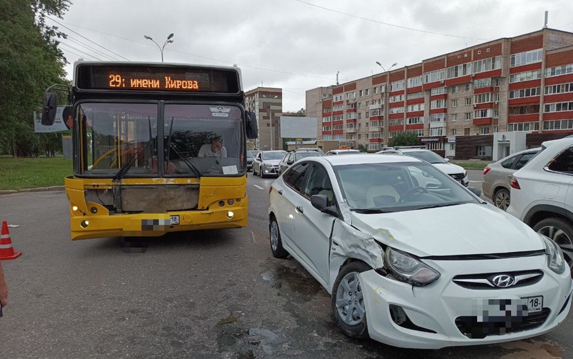 Девочка и пенсионерка пострадали в ДТП с автобусом в Ижевске