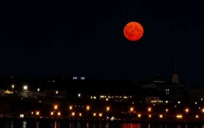 Фотофакт: алая Луна взошла в небе над Ижевском