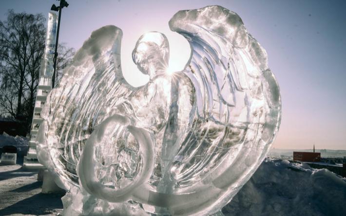 Фотофакт: как создают ледяных ангелов и архангелов в Ижевске