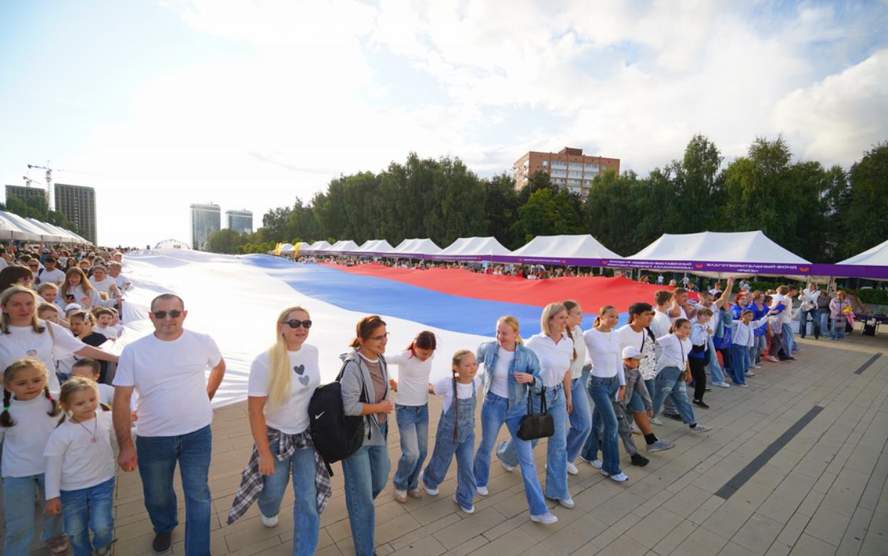 Фотофакт: гигантский триколор развернули в Ижевске в День флага