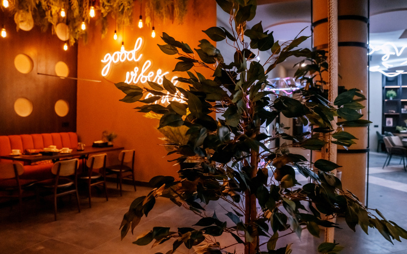 Ламповый свет, живые растения и узнаваемые символы Ижевска в ресторане «Пушка». Фото: Мария Бакланова