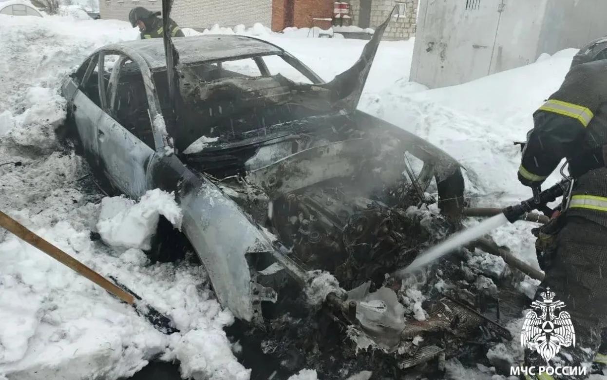 Автомобиль Audi сгорел в Удмуртии из-за подогревателя мотора